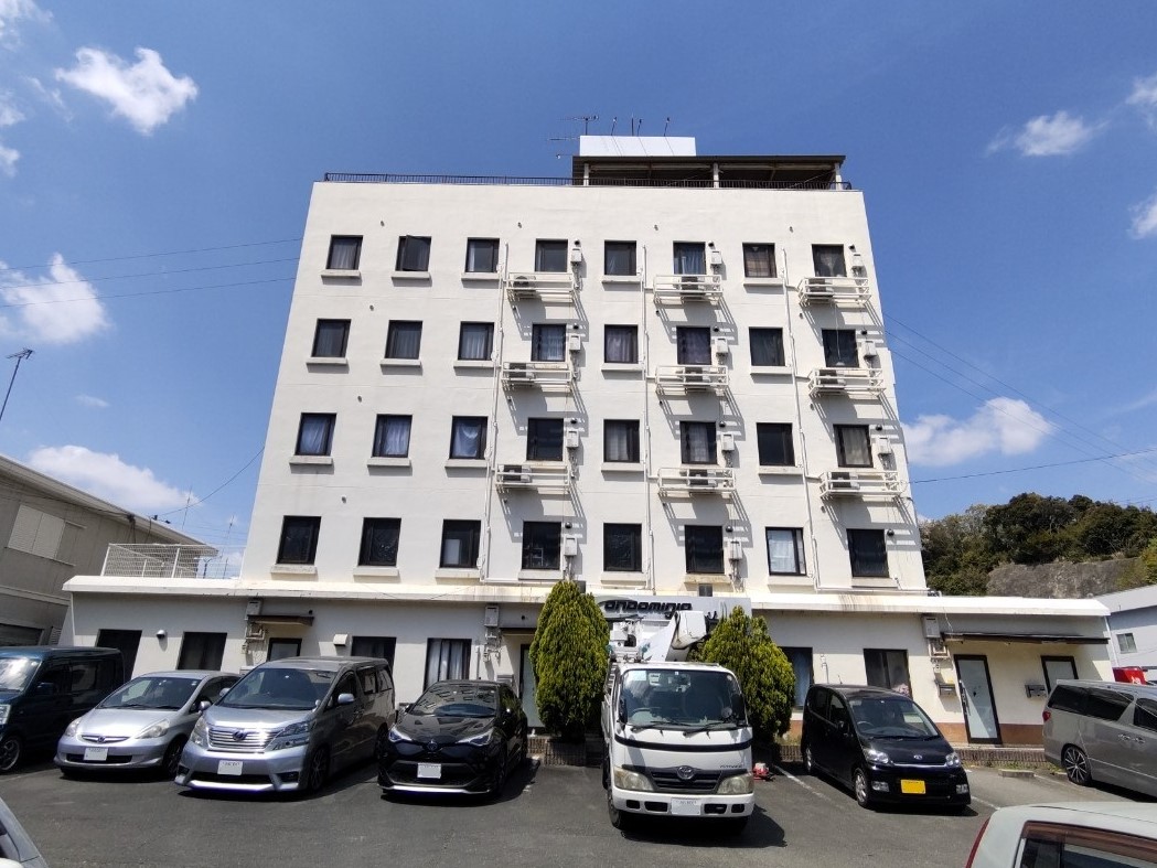 マンション塗装工事　仮設足場着工前　ハイブリット塗料　キルコ塗装前