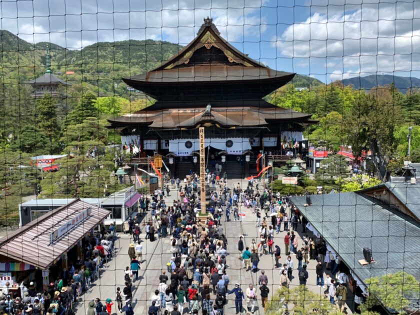 善光寺 山門からの本殿と回向柱