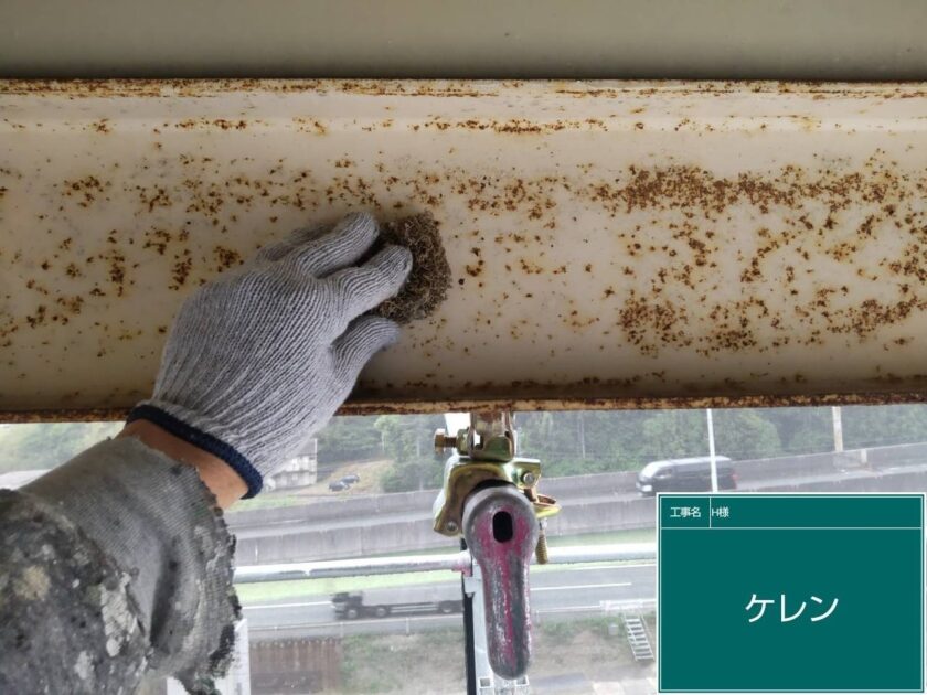 マンション塗装　鉄部ケレン研磨作業中