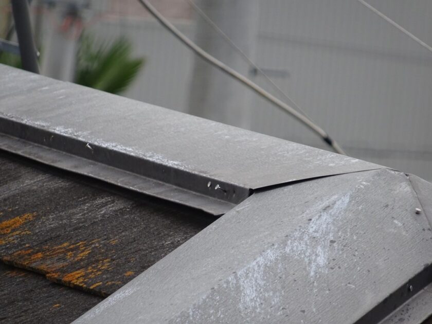 外壁塗装　屋根カバー工法　棟板金の浮き