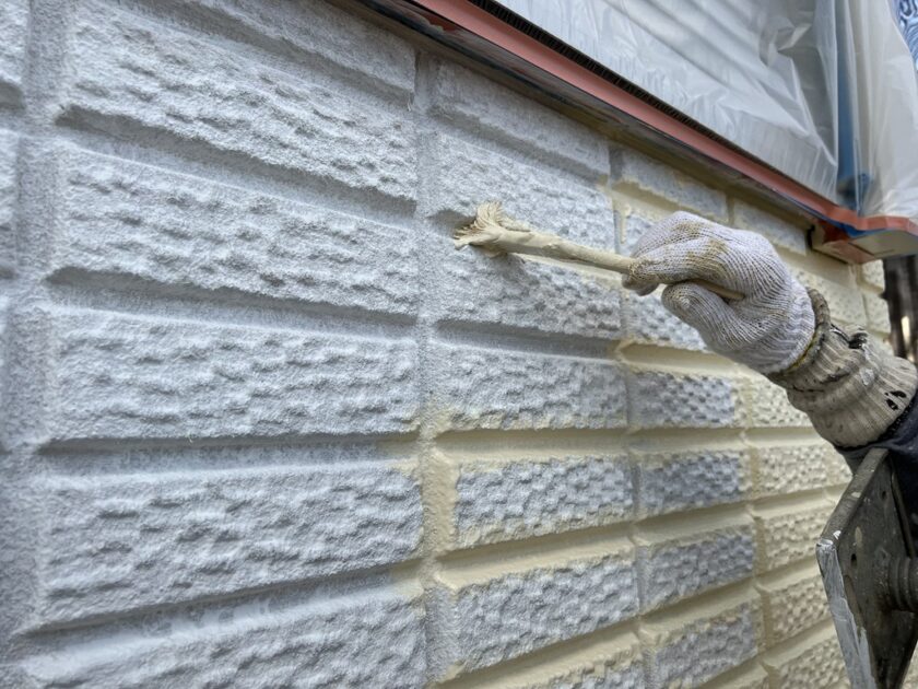 外壁屋根塗装　AGC ルミステージ水性サンバリア　中塗り写真
