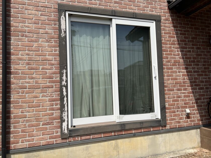 外壁塗装　窓モール傷み箇所